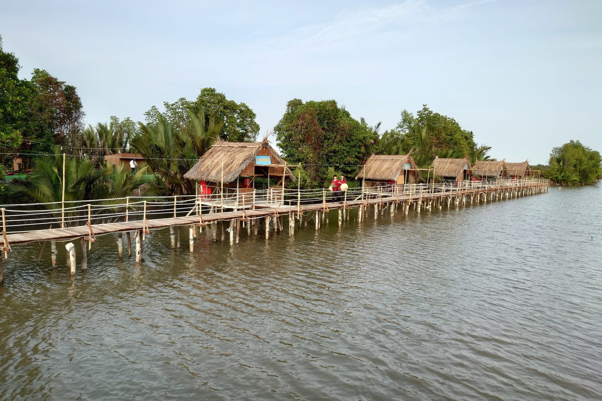 Dãy chòi lá trên mặt nước Anh Ba Khía