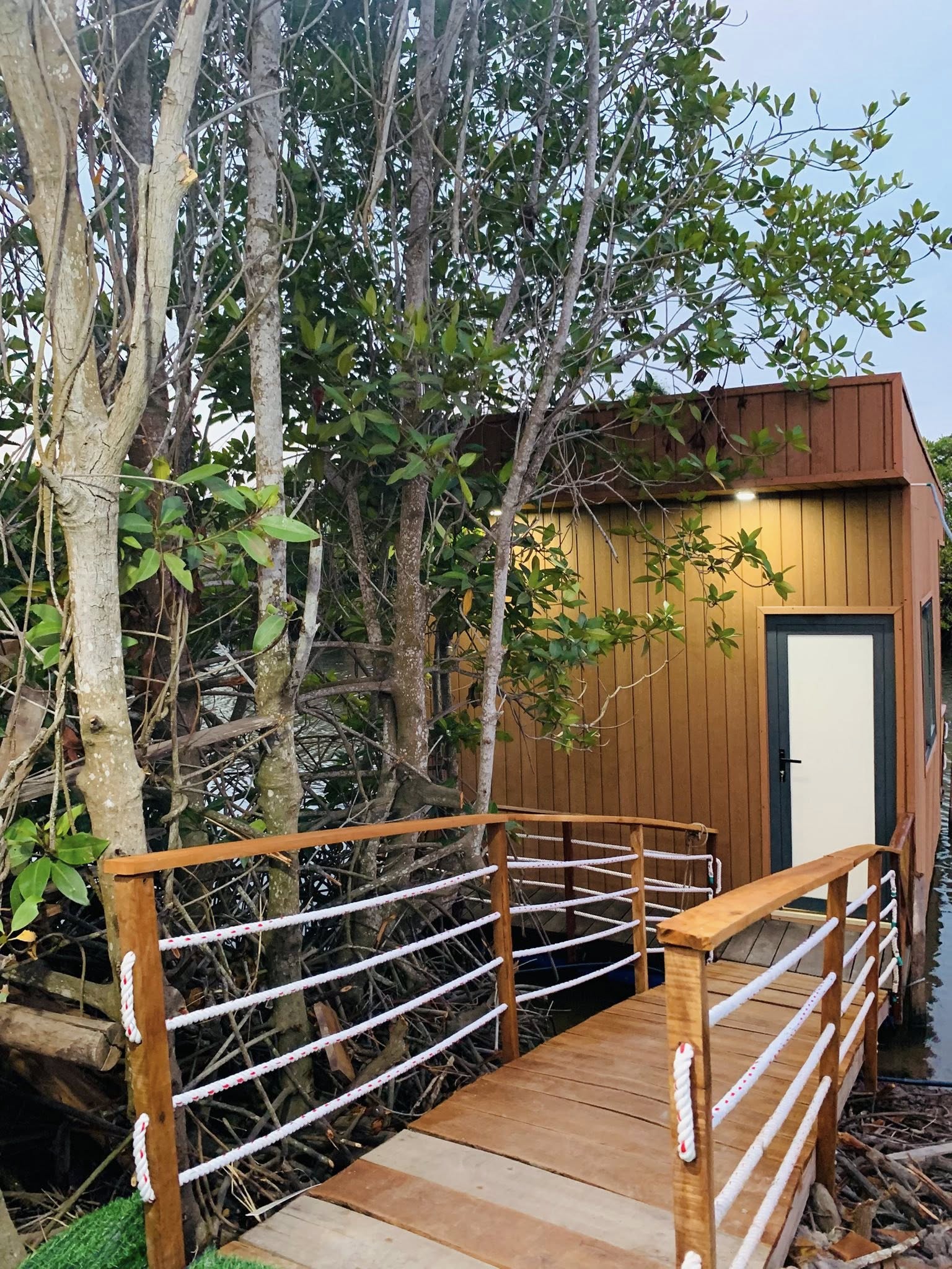 Du khách đi xuồng trên sông miền Tây