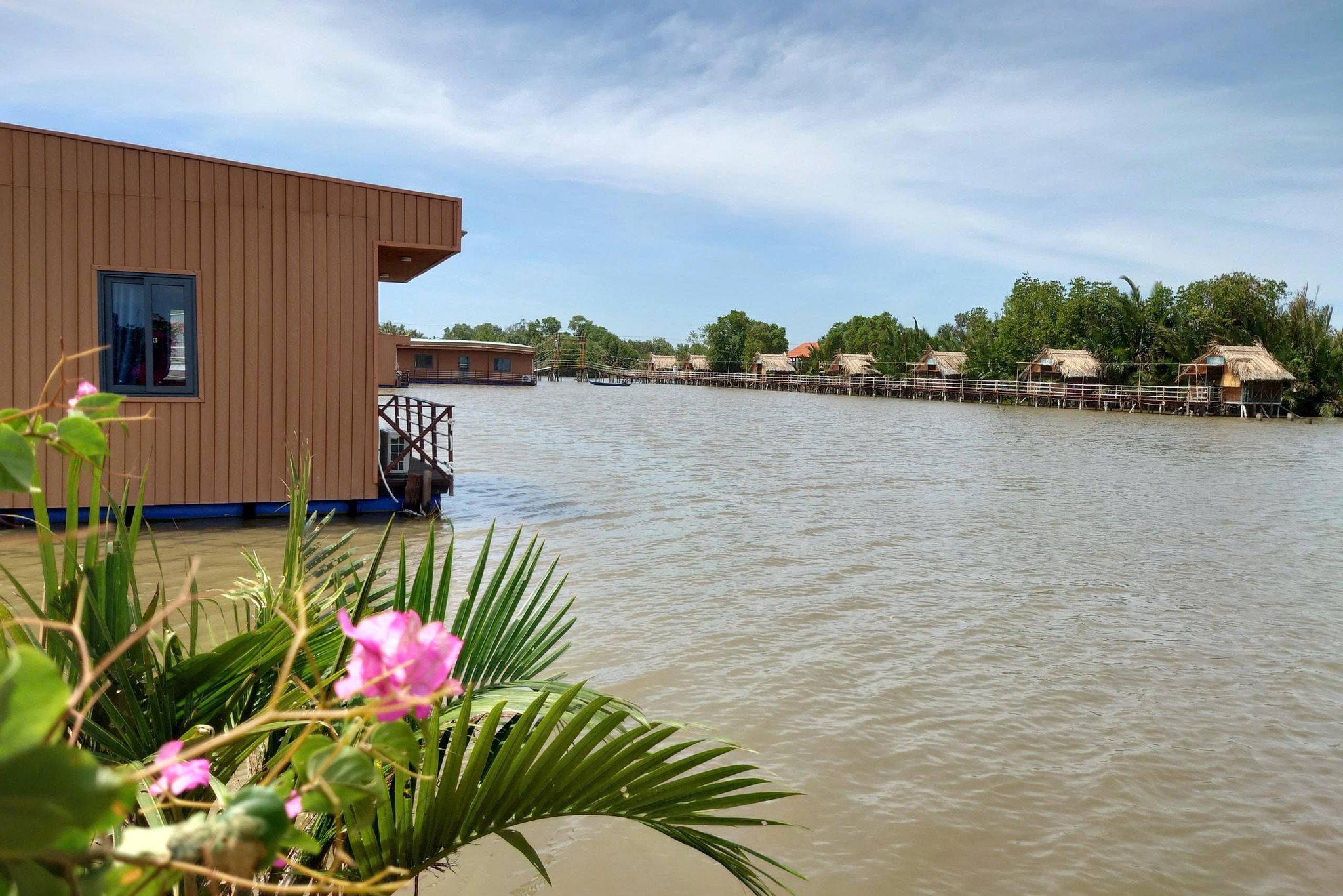 Nhà ven sông miền Tây Nam Bộ